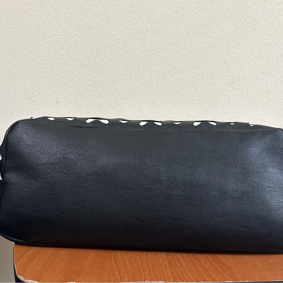 Betsey Johnson New York Black & White Striped Tote With Red Handles & Bow Accent - Picture 3 of 11